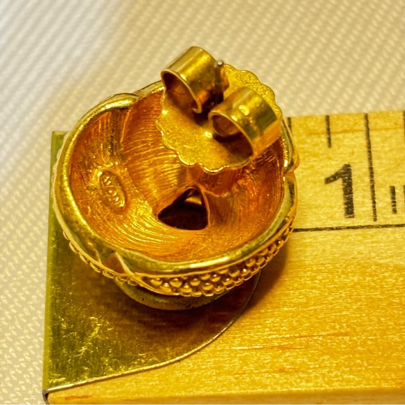 Vintage signed Avon textured gold tone love knot stud earrings - Picture 5 of 5